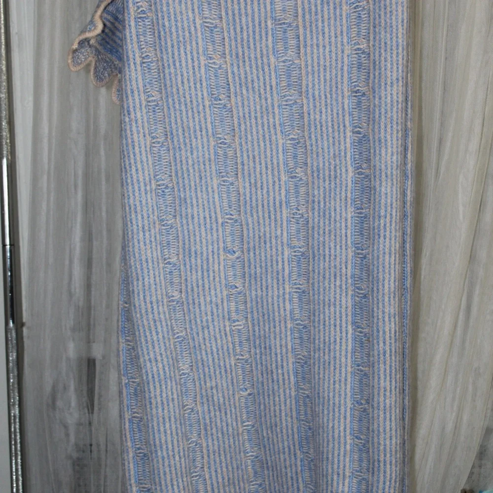 Williams Sonoma Cable-Knit Blanket – Scalloped Edge.